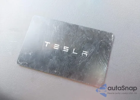 2024 Tesla Model Y Long Range Dual Motor All-Wheel Drive z USA, uszkodzony, nr VIN 7SAYGDEE2RF166645